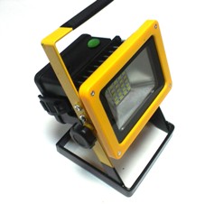 Светодиодный прожектор 10Вт с аккумулятором