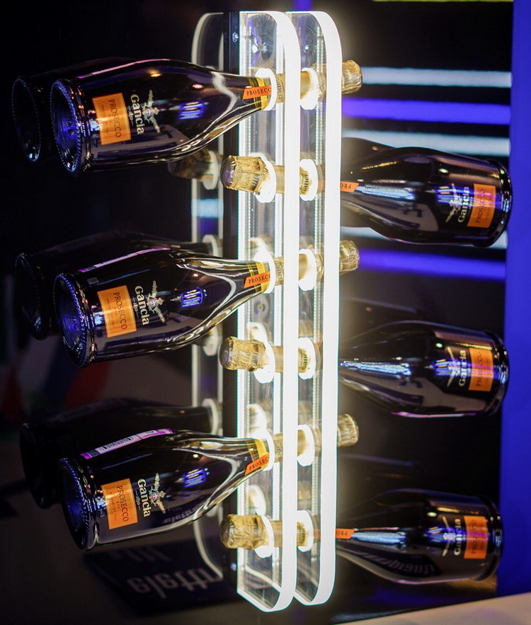 Настенный LED держатель для 6-ти бутылок игристого вина